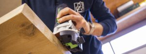 Mit der Oberfräse bearbeitet Florian Pfenning Massivholz