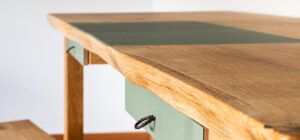 Dieser Schreibtisch in der natürlichen Form mit Waldkante ist mit Linoleum gearbeitet