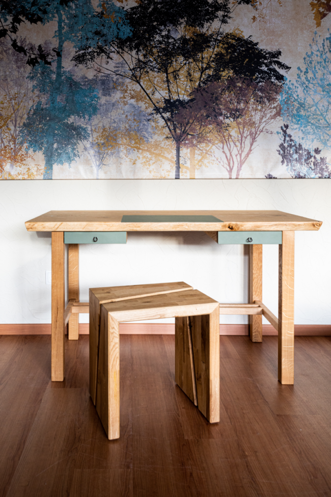 Der Schreibtisch "Spessart" für das Homeoffice wurde aus massivem Eichenholz gefertigt.