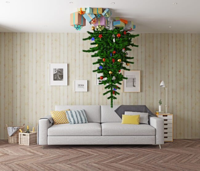 Wo gibt's denn so was, ein Weihnachtsbaum der an der Decke hängt