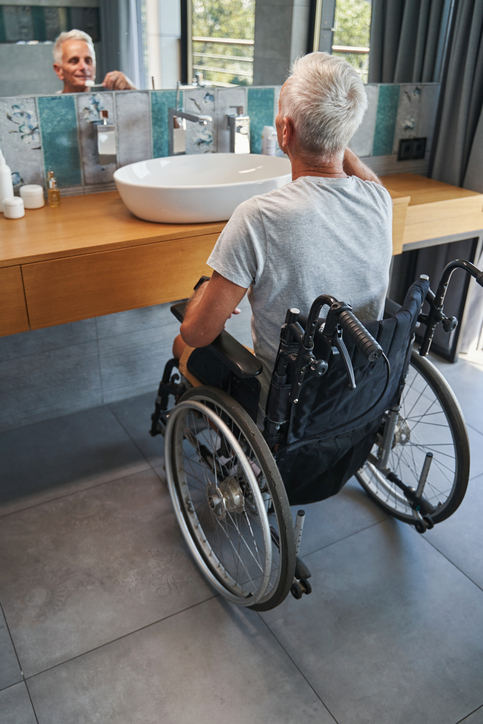 Mit dem Rollstuhl braucht man deutlich mehr Platz, um an den Waschtisch im Bad zu gelangen ist es sinnvoll unter ihn fahren zu können.