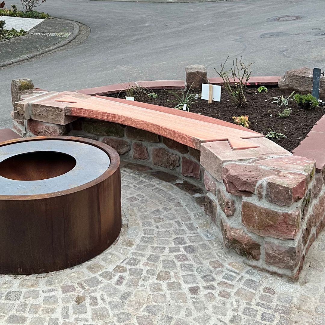Eine Gartensitzbank aus Meranti vergraut nur langsam