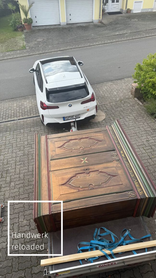 In einem Stück kommt der Schrank bei uns an.