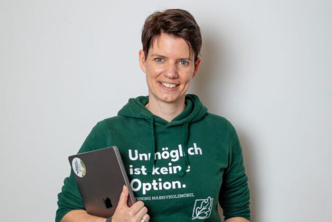 Hier sieht man Ramona Pfenning, von Pfenning Massivholzmöbel, im Bericht gibt sie dem dds Auskunft über ihre Motivation sich in der Schreinerinnung zu engagieren.